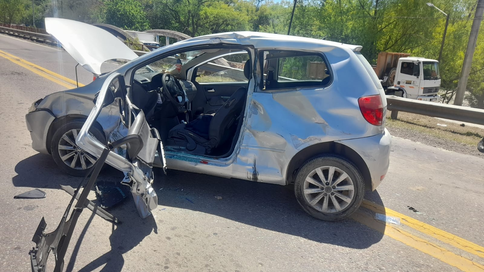 Choque en Yala: un auto y un camión colisionaron a la altura de Los Nogales