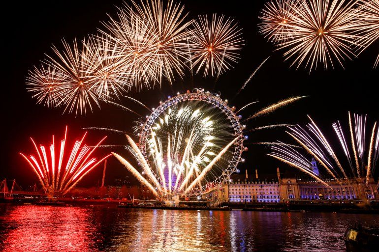 Los brit&aacute;nicos festejaron la llegada del 2020 con un espect&aacute;culo de fuegos artificiales junto al London Eye (REUTERS Henry Nicholls)
