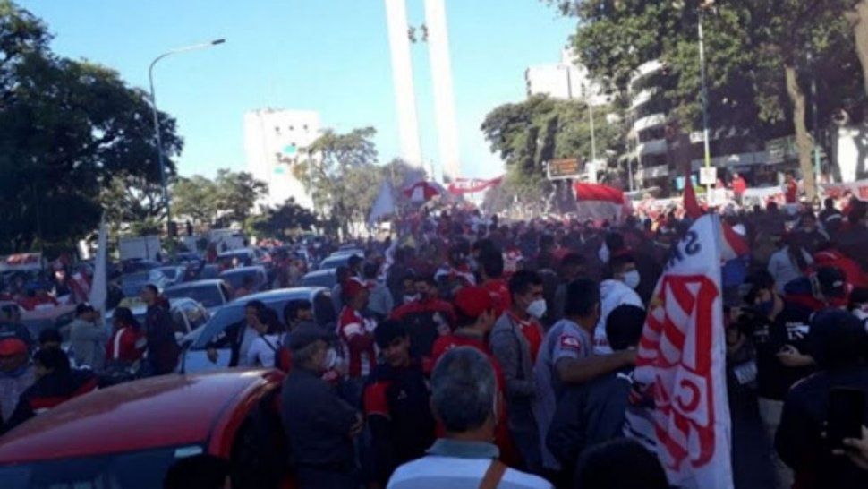 Hinchas tucumanos rompieron la cuarentena para reclamar el ascenso