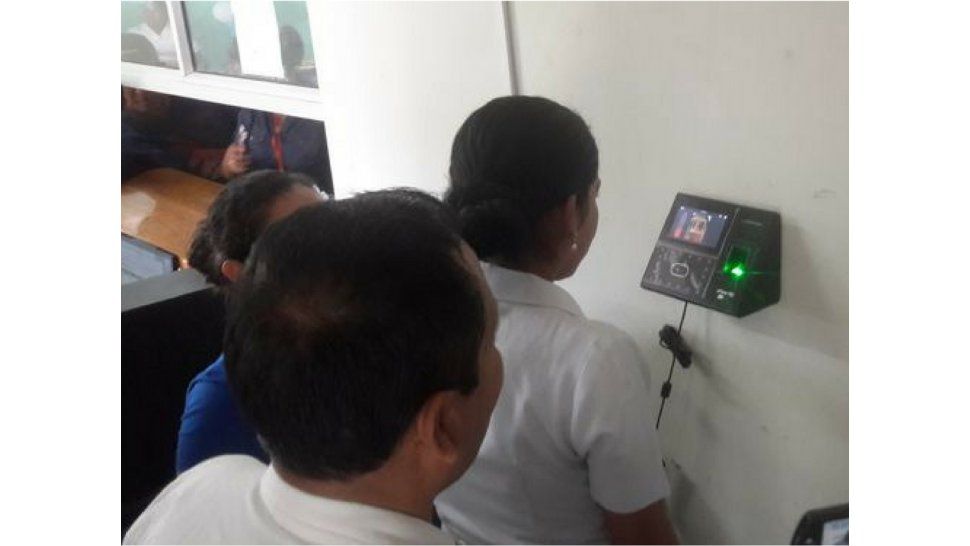 Más control docente: instalarán relojes biométricos para registrar la asistencia