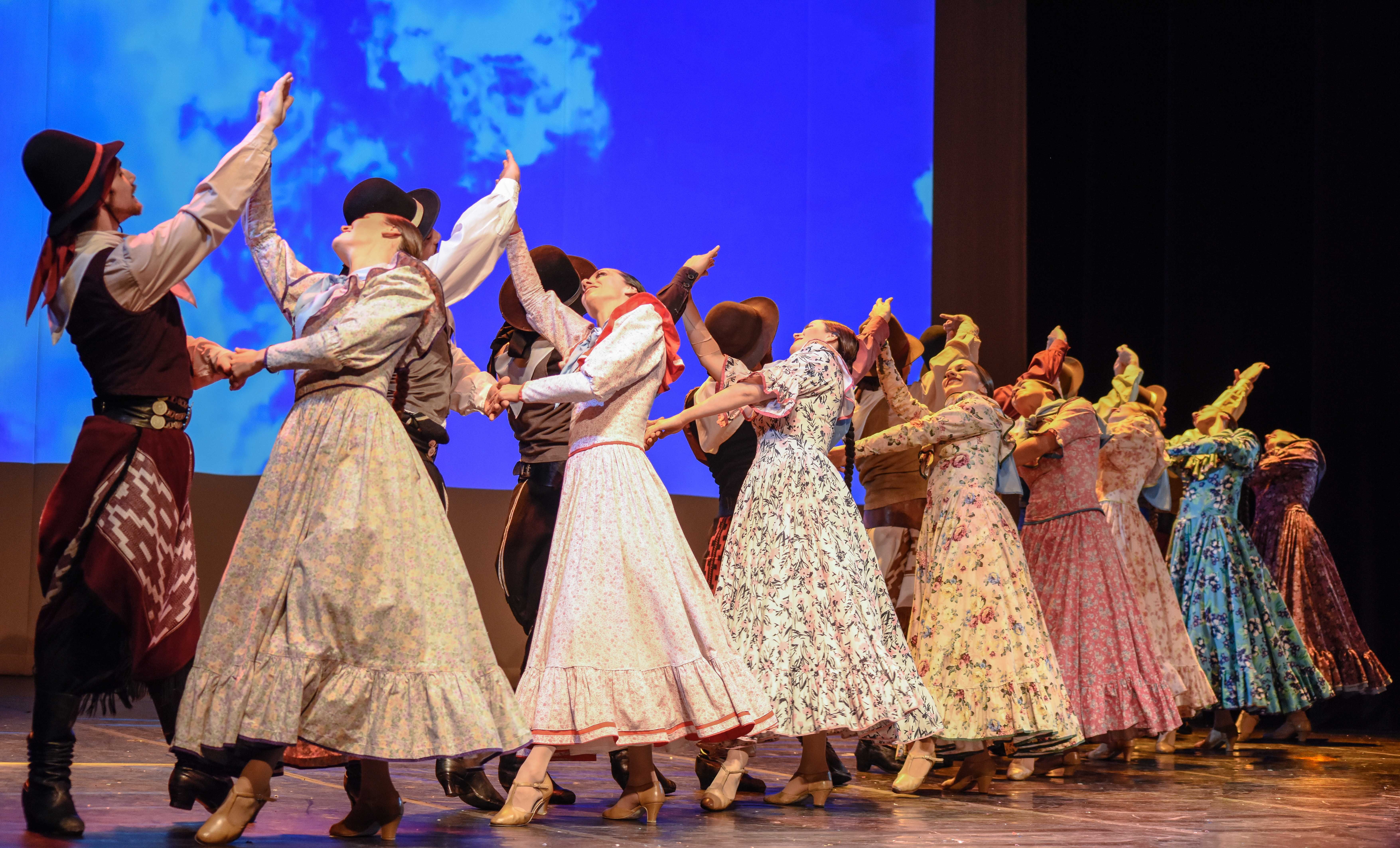 El pericón. Un grupo de bailarines realiza la danza nacional. En Palpalá brindarán talleres de arte gratuitos para aprender esta y otras danzas típicas del país.