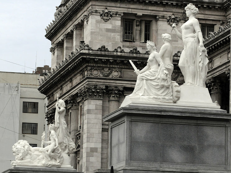 Esculturas de Lola Mora en el Congreso Sobre las piezas que se encuentran en Jujuy se realizó un proceso de escaneado 3D para obtener las imágenes de las esculturas en tres dimensiones; luego se construyó un modelo virtual y los moldes para realizar los calcos.