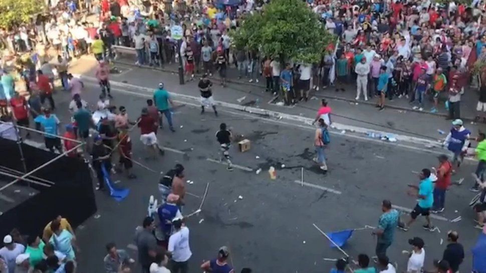 Tucumán: militantes del Frente de Todos desataron una batalla campal en el cierre de campaña