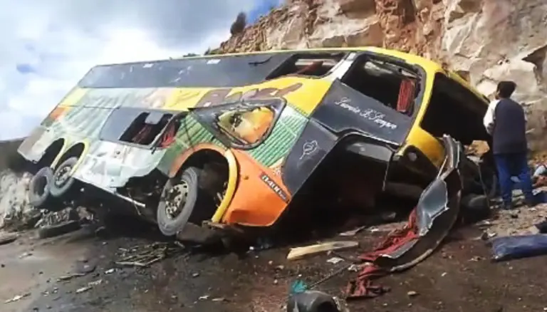 tragedia en bolivia: alrededor de 14 muertos en un choque de un colectivo