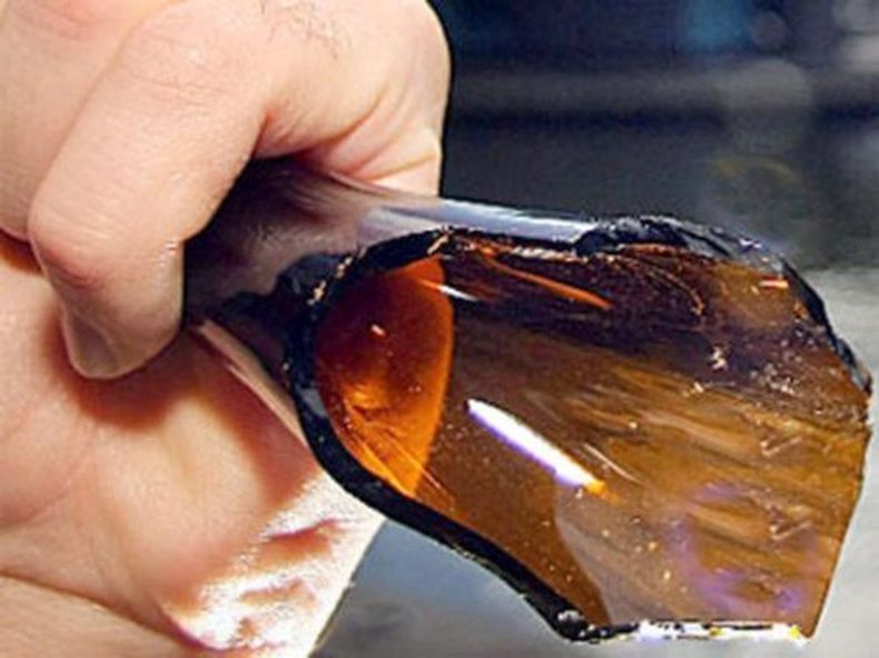 Cortó a su hermano con una botella y se escapó.