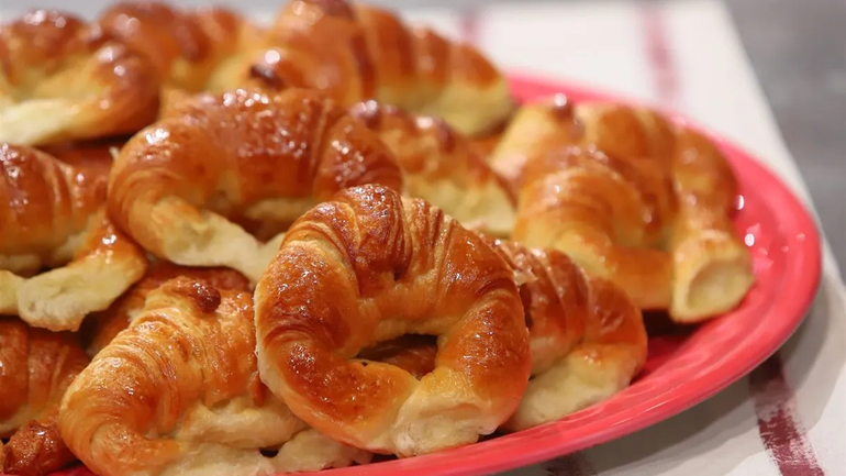 Receta para medialunas de manteca. Receta para medialunas de manteca.