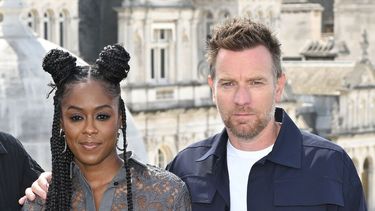 Actores. Moses Ingram y Ewan McGregor en el set de filmación de la serie Obi-Wan Kenobi. Repudiaron el racismo de algunos usuarios de las redes sociales.