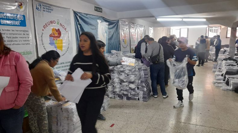 para las Elecciones Legislativas Provinciales se realiza el embolsado de 1812 urnas de las cuales corresponden a 1796 nativas y 16 extranjeras.