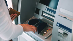 Los bancos aumentarán el costo de retiro en efectivo en cajeros automáticos.&nbsp;