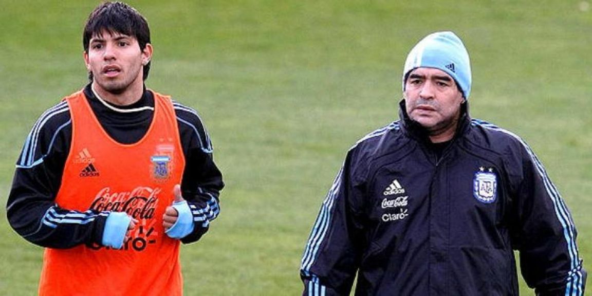 El Kun y Maradona (Ole)