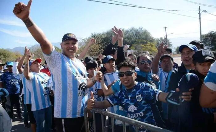 La hinchada de Gimnasia de Jujuy viaja a alentar al lobo.