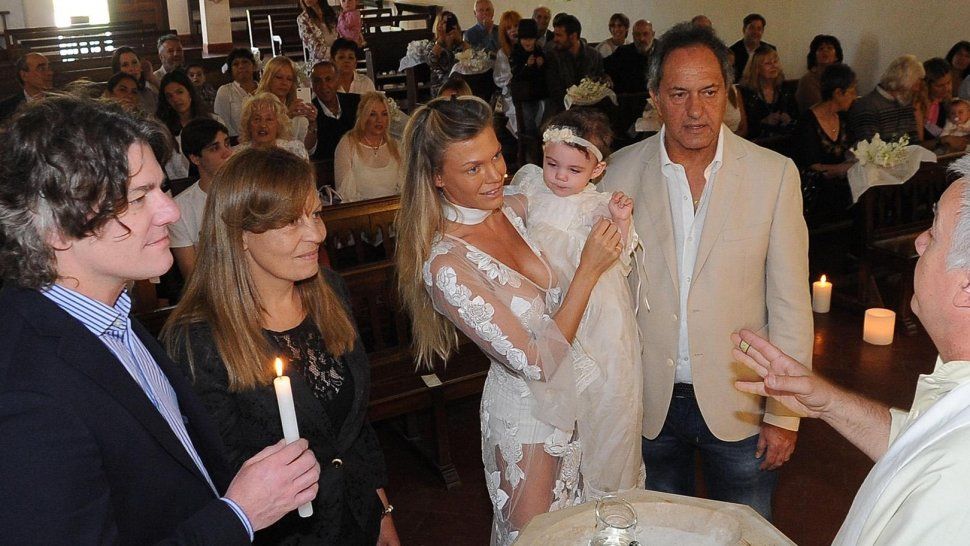 El polémico look de Gisela Berger en el bautismo de su hija con Daniel Scioli