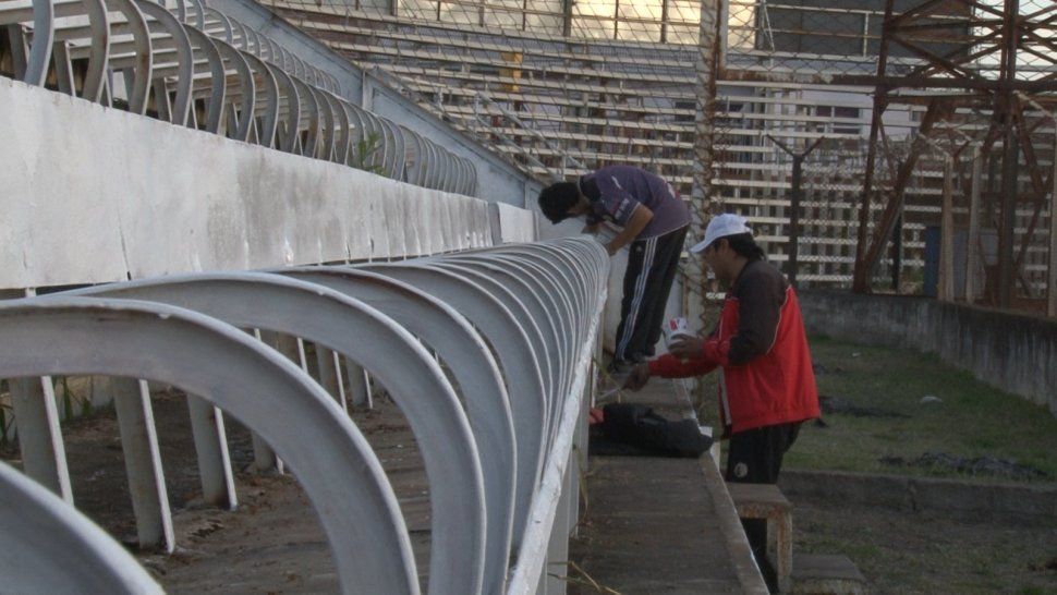 Por amor a la camiseta: hinchas de Zapla pintan las tribunas del estadio