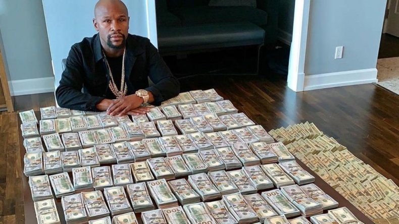 Mayweather publicó fotos y videos rodeado de millones y despertó la polémica