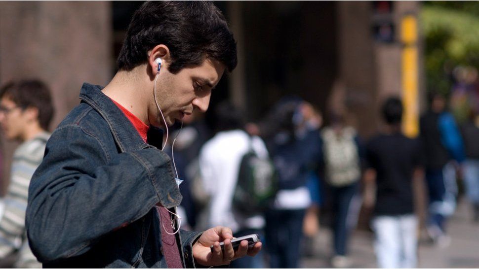 Advierten que escuchar música fuerte por audífonos puede causar sordera