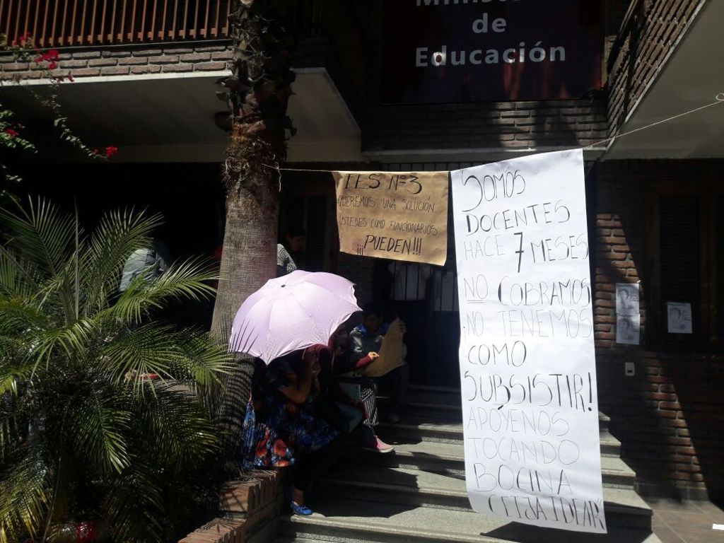 Docentes hace 7 meses que no cobran
