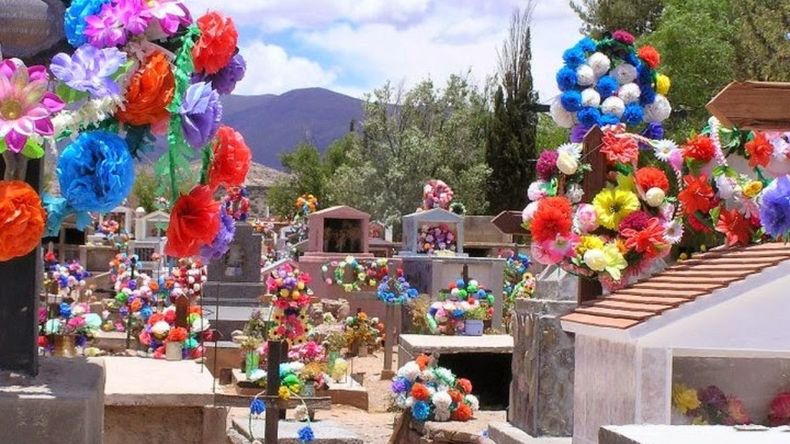 Coronas florales para los fieles difuntos. /Archivo