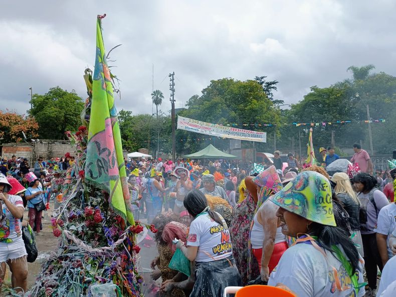 Comenzó el desentierro del carnaval de flores