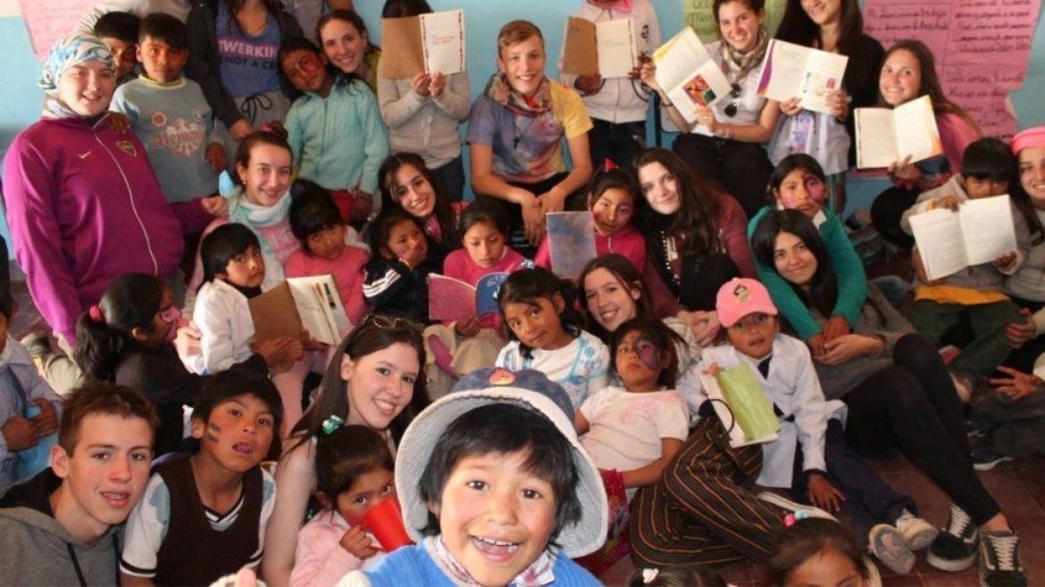 Alumnos de cuarto de la escuela La Salle de Flores con pequeños jujeños.