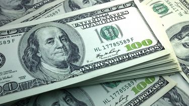 El dólar subió a $394 y marcó un nuevo récord.&nbsp;