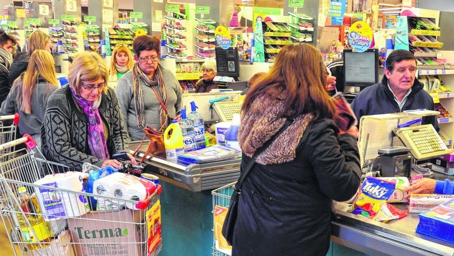 El consumo en supermercados registró una nueva baja en julio y subió en mayoristas y shoppings.&nbsp;
