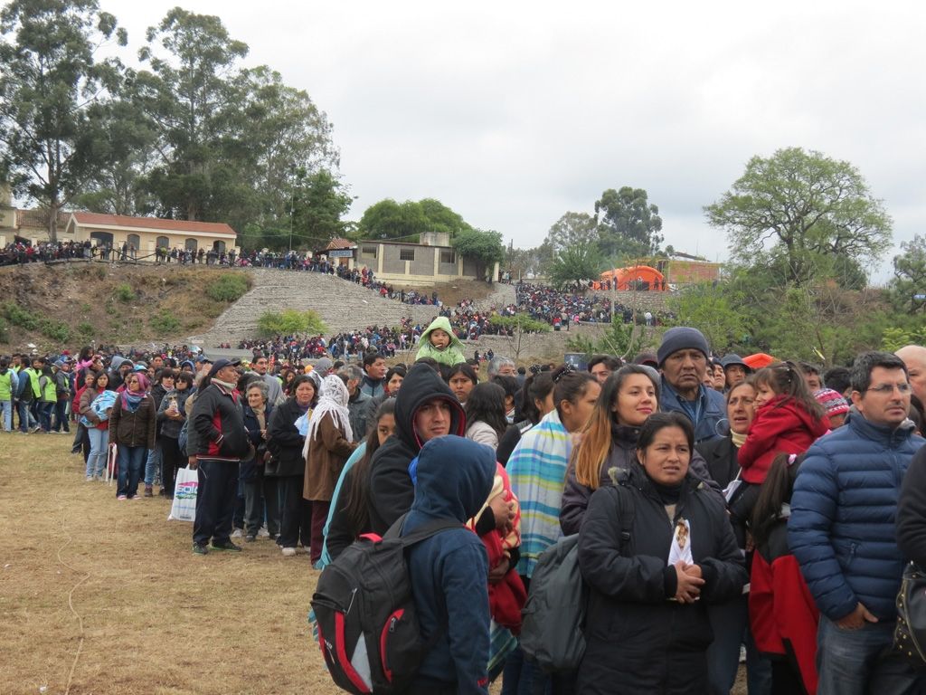 Esperando para saludar a la Virgen