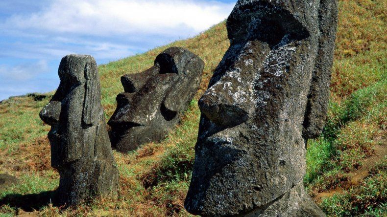 Excéntrico regalo a Francisco: le dieron un Moai de 350 kilos ¿Cómo se lo lleva en el avión?