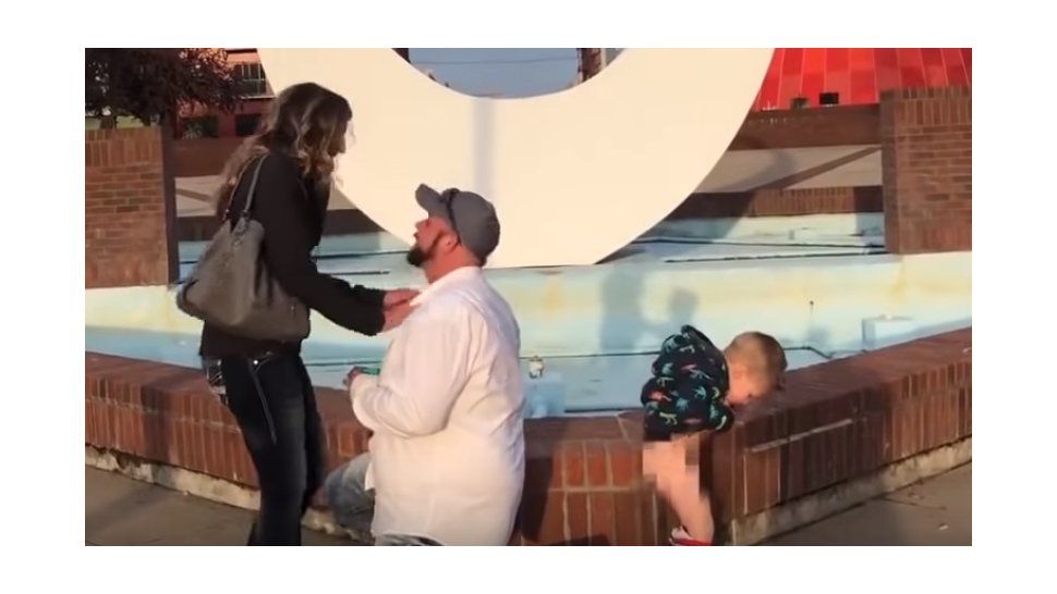 Es viral: pillaron a un nene arruinando una propuesta de casamiento