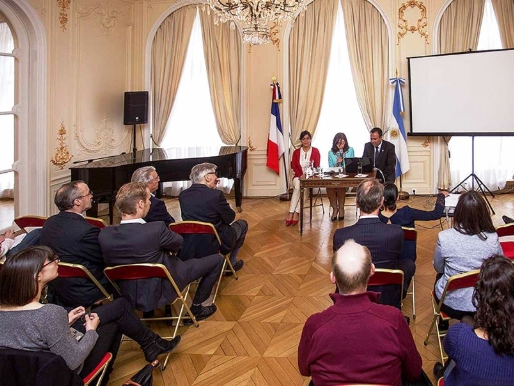 Reunión en la Embajada