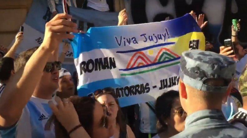 Los jugadores de la Selección salieron al banderazo de los hinchas en el hotel