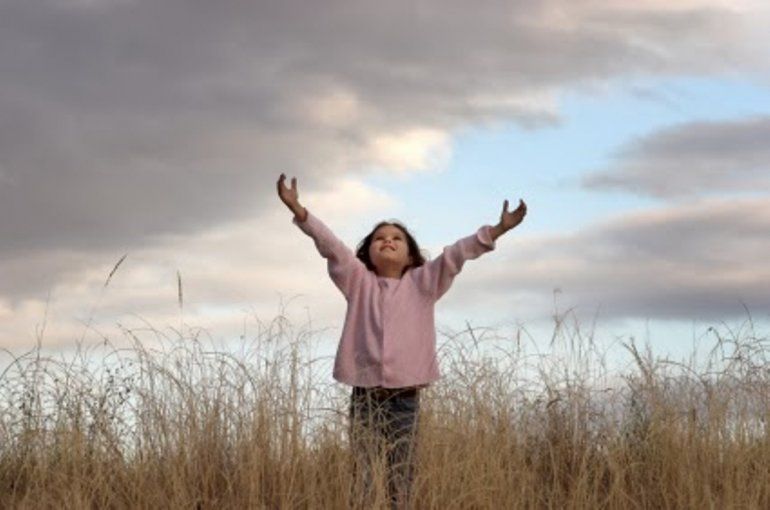 niña mirando el cielo