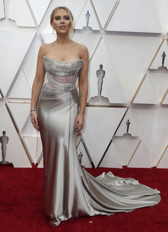 Scarlett Johansson deslumbr&oacute; con un vestido plateado strapless en punta, con gran cola y detalles de red en el bustier de la pieza