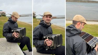 Un músico argentino tocó el himno con su acordeón en las Islas Malvinas.
