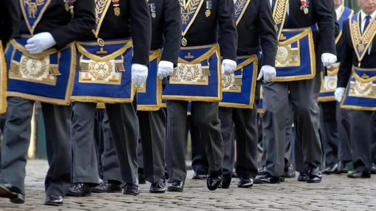 Los masones usan delantales que se remontan a la época en que los canteros los usaban para protegerse durante el corte de las piedras.