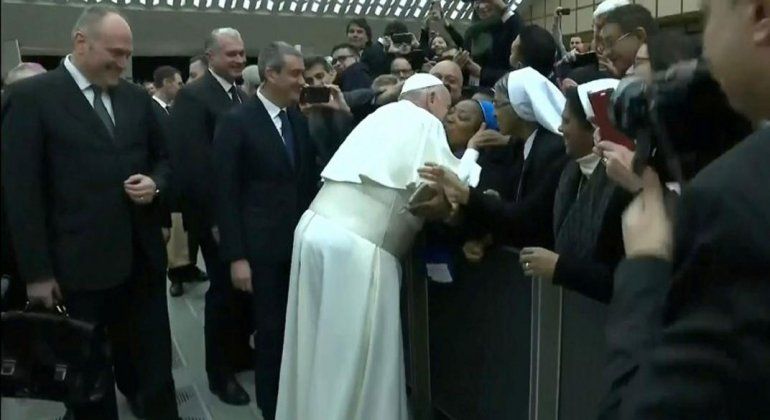 papa saluda a mujer.jpg