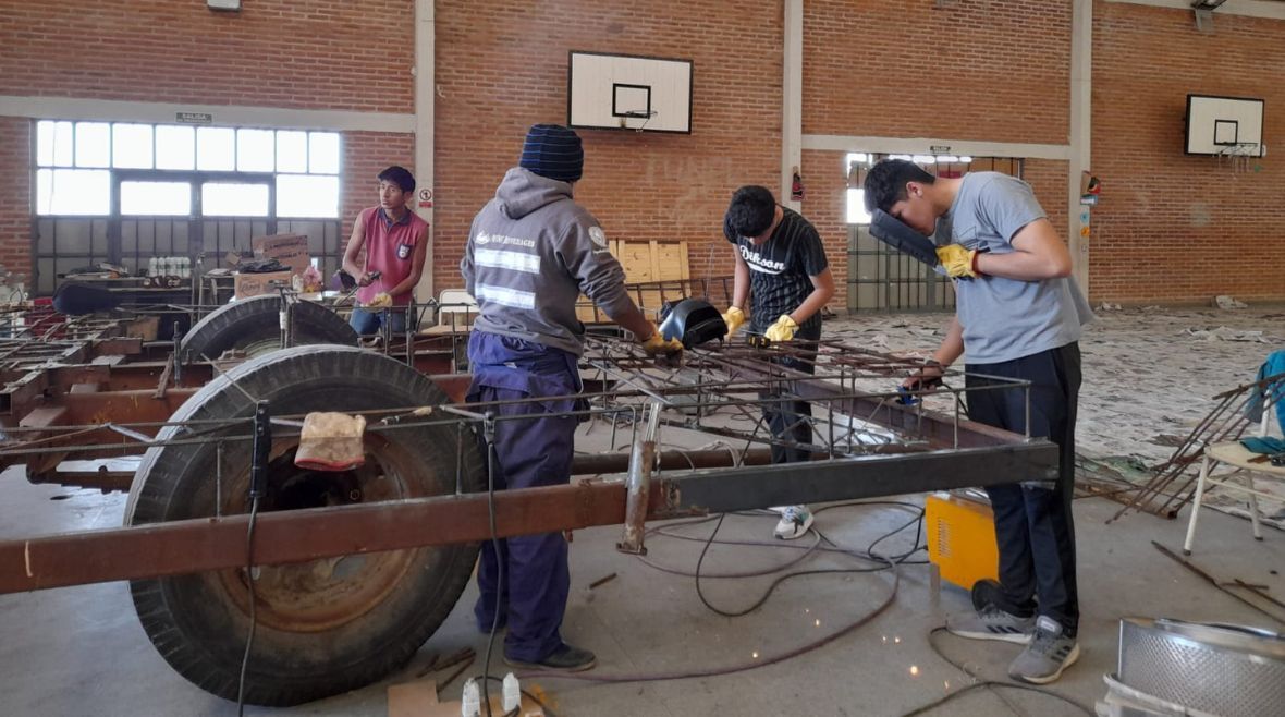 Construcción de la carroza.