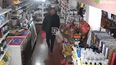 Un adulto mayor entró a un local y robó.