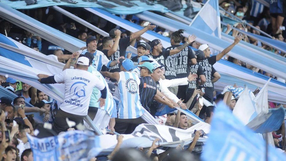 Barras de Racing le dieron una feroz golpiza a un periodista partidario