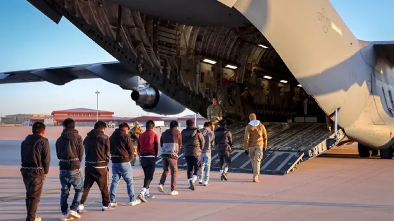 En los vuelos, los migrantes expulsados son acompañados por agentes de deportación norteamericanos que regresan a su país luego de dejar a los pasajeros en sus respectivas naciones, indicó La Nación