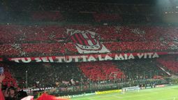 La hinchada del Milán cantó Muchachos en el partido que perdió frente al Inter.