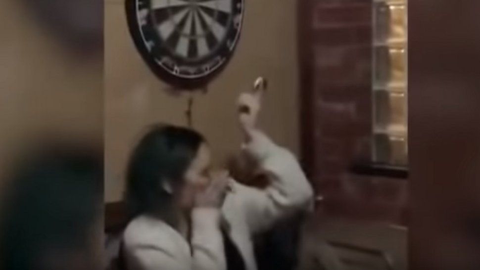 Quiso tirarle un dardo sobre la cabeza a la novia y se lo clavó en el ojo