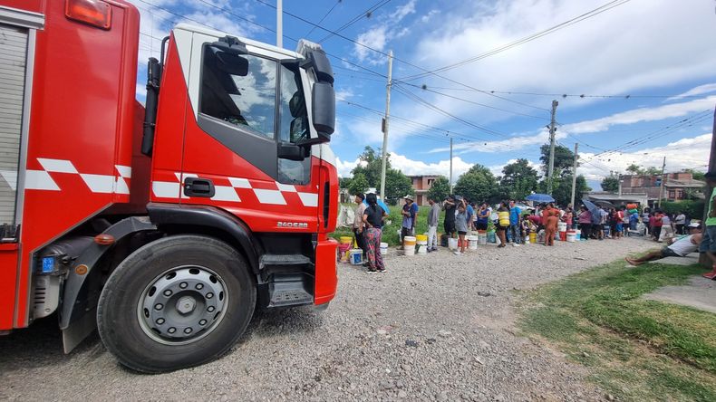 Camiones cisternas con agua en los barrios sin servicio