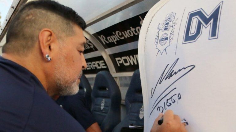 Diego MAradona sillòn.jpg