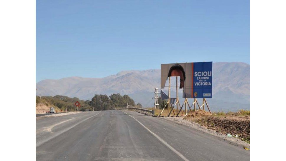 Carteles rotos de Scioli