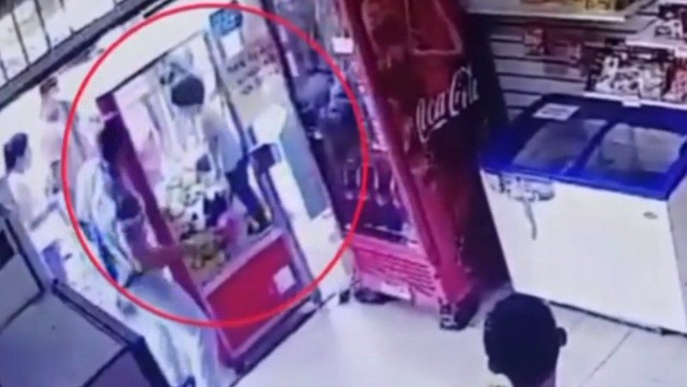 Un nene quedó atrapado adentro de una máquina de peluches