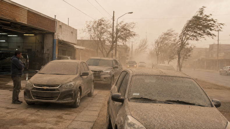 La tierra que deja el Viento Norte impulsó la demanda en lavaderos de autos. Los precios van desde $15.000.
