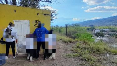 Detienen a dos jóvenes por venta de drogas en pleno centro de San Salvador de Jujuy Detienen a dos jóvenes por venta de drogas en pleno centro de San Salvador de Jujuy