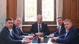 Con el&nbsp;Presupuesto 2026&nbsp;como objetivo, el jefe de Gabinete,&nbsp;Manuel Adorni, y el ministro del Interior,&nbsp;Diego “El Colo” Santilli&nbsp;recibieron esta mañana en Casa Rosada a&nbsp;Leandro Zdero,&nbsp;el gobernador de Chaco, y a&nbsp;Alberto Weretilneck, de Río Negro, en el marco de las visitas de este lunes. El primer aliado electoral de&nbsp;La Libertad Avanza (LLA)&nbsp;visitó las oficinas ubicadas en el Ministerio del Interior, pero que utiliza el Jefe de Gabinete a las 9.15, con el objetivo de sumar voluntades legislativas al oficialismo.