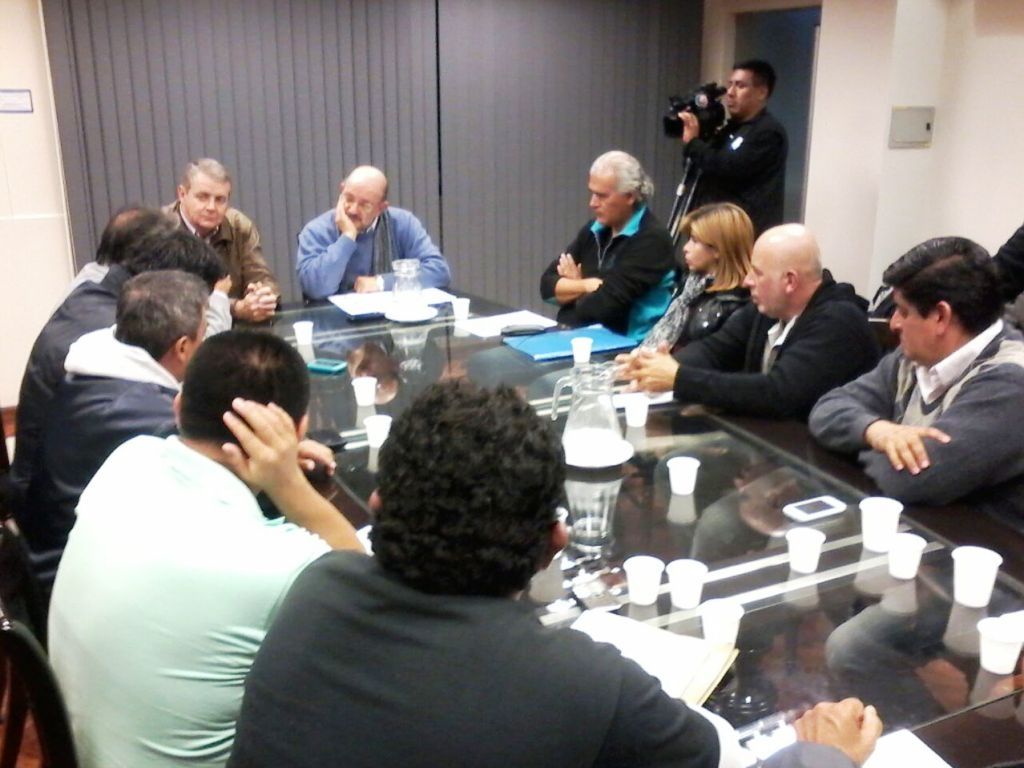 Reunión con remiseros y taxistas