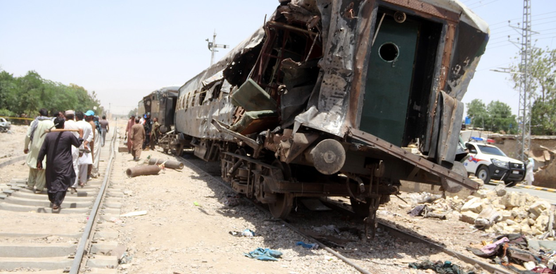 El tren destruido tras el impacto del coche bomba.